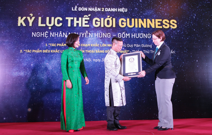 Nghệ nhân Nguyễn Hùng đón nhận 2 kỷ lục Guinness thế giới (Ảnh: Việt Anh).

