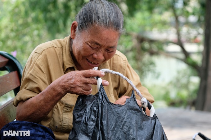 Hà Nội: Bà lão nhặt ve chai chuyên bắt móc túi ở hồ Hoàn Kiếm