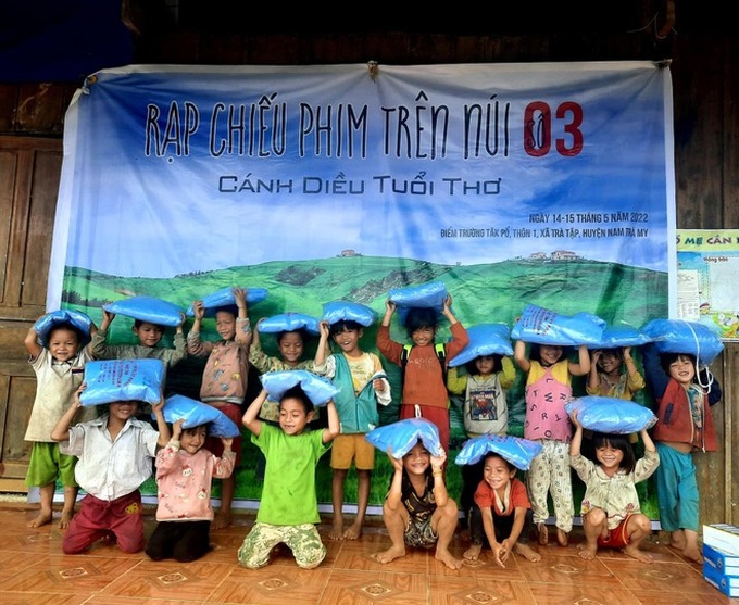 Những người 12 năm cõng điện, mang rạp chiếu phim đến với trẻ vùng cao