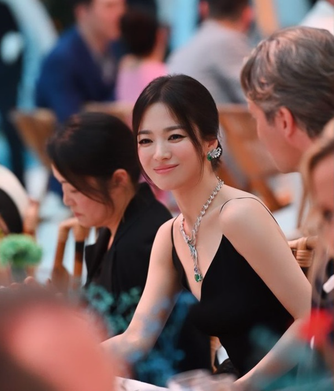 Song Hye Kyo bất ngờ tái xuất xinh đẹp sau nửa năm ở ẩn - 3