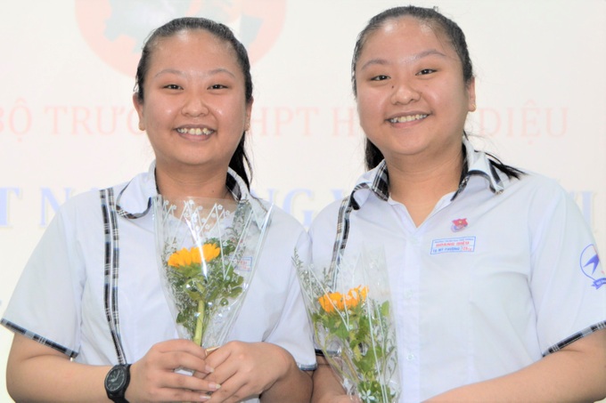 Hai chị em song sinh được kết nạp Đảng trước kỳ thi tốt nghiệp THPT - 1