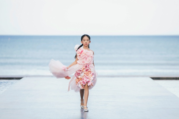 Con gái Xuân Lan tự tin trình diễn thời trang - 3 Con gái Xuân Lan tự tin trình diễn thời trang - 3