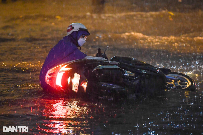 Cơn mưa lớn đổ xuống Hà Nội, người đi xe ngã sõng soài khi qua đoạn ngập - 9