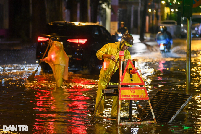 Cơn mưa lớn đổ xuống Hà Nội, người đi xe ngã sõng soài khi qua đoạn ngập - 15