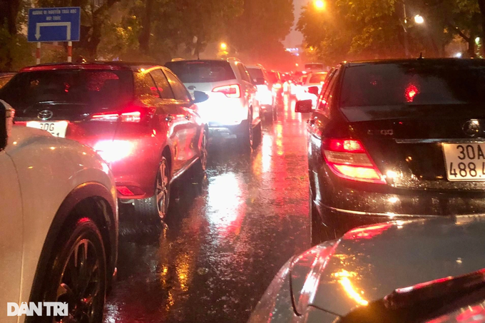 Cơn mưa lớn đổ xuống Hà Nội, người đi xe ngã sõng soài khi qua đoạn ngập - 5
