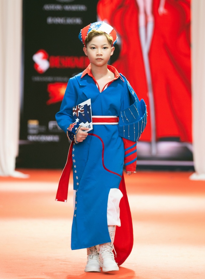 Người mẫu nhí Phong Thiên lần đầu trình diễn tại Thái Lan
