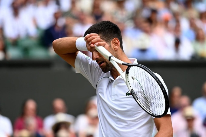 Djokovic lội ngược dòng tiến vào bán kết Wimbledon - 1