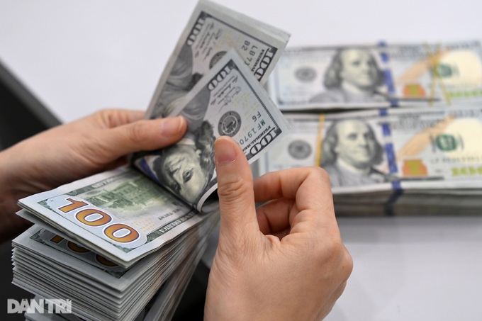 Giá USD chợ đen tăng vọt, vượt 24.000 đồng