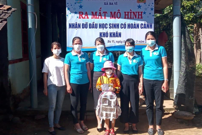 Từ khi có các mẹ đỡ đầu đến thăm, con bé rất vui!