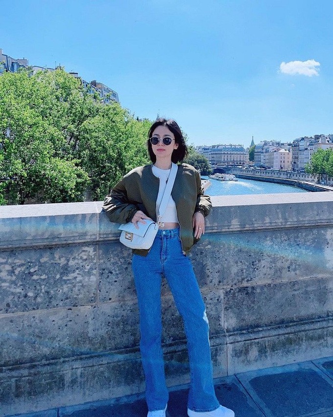 Đôi chân thon và vẻ ngoài tự nhiên của Song Hye Kyo gây chú ý