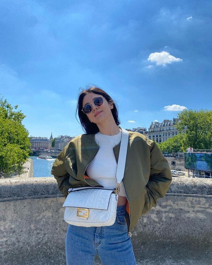 Đôi chân thon và vẻ ngoài tự nhiên của Song Hye Kyo gây chú ý