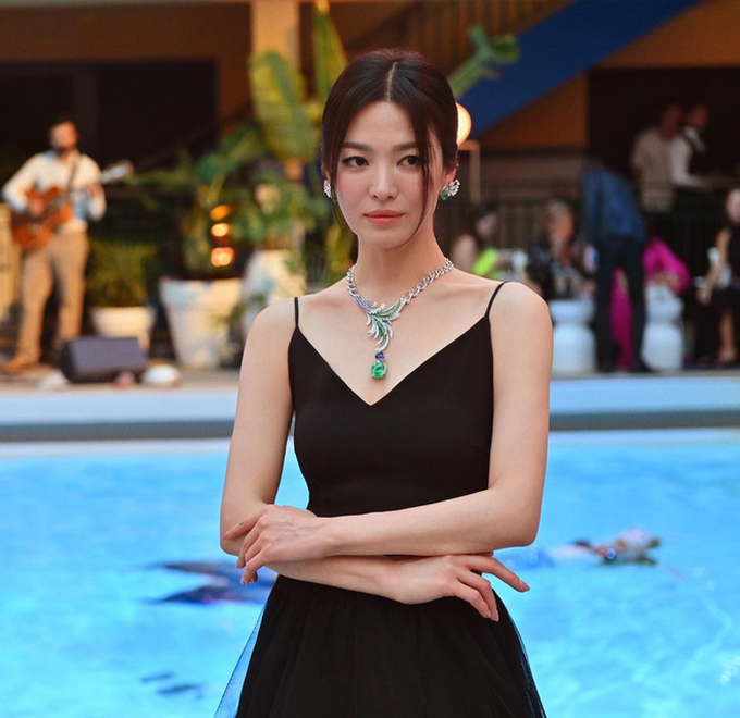 Đôi chân thon và vẻ ngoài tự nhiên của Song Hye Kyo gây chú ý