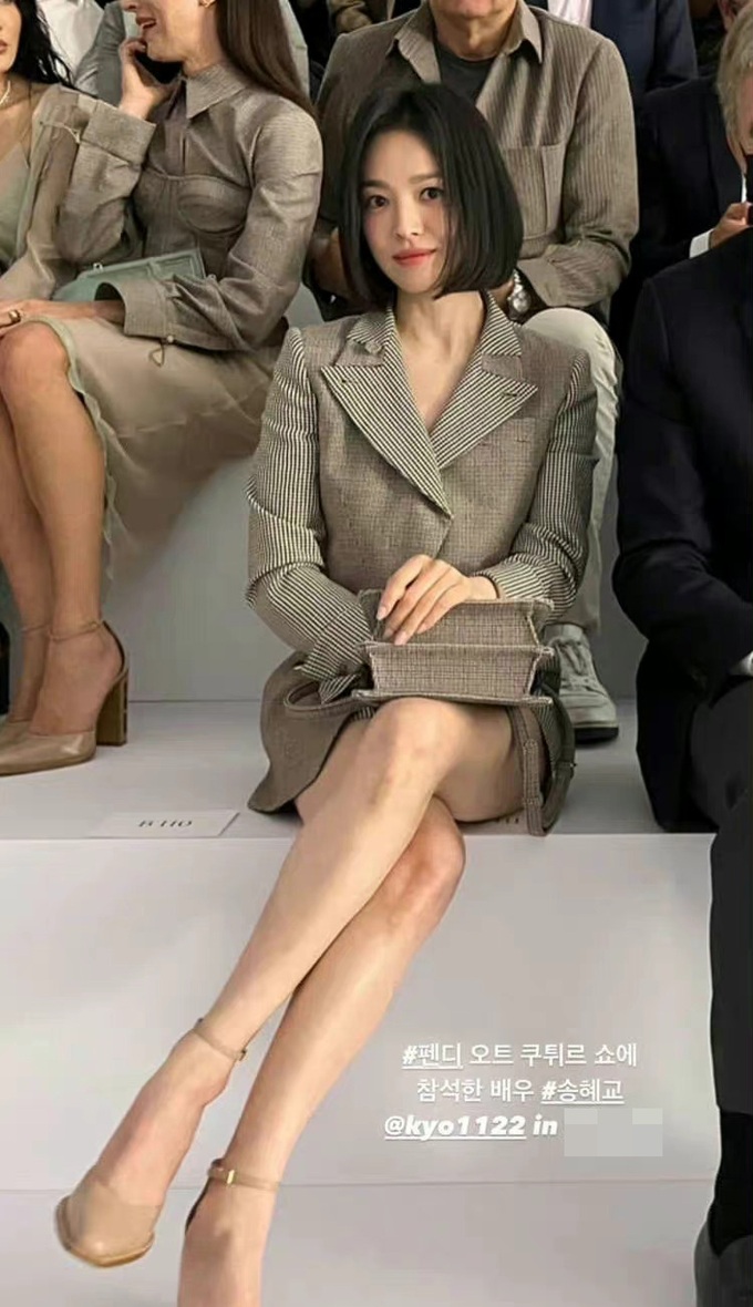 Đôi chân thon và vẻ ngoài tự nhiên của Song Hye Kyo gây chú ý