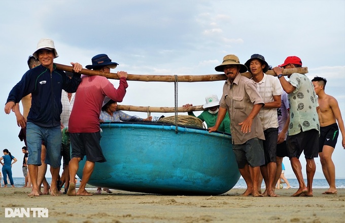 At the end of his time on the sea, the old fisherman changed his job to go backward to make a living - 1