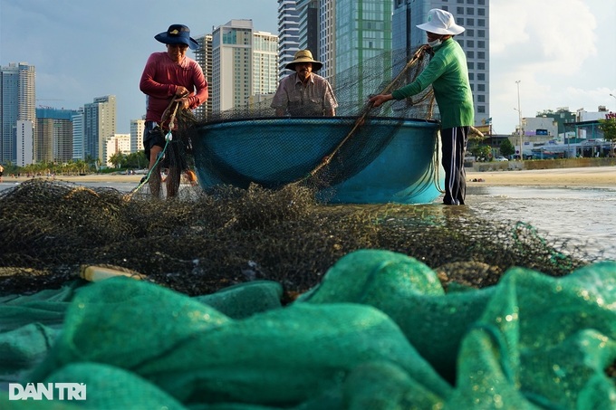 At the end of his time on the sea, the old fisherman changed his job to go backward to make a living - 2