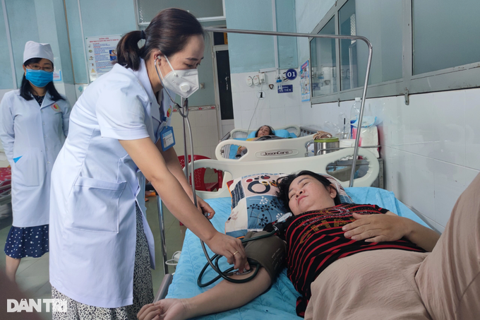 Nữ hộ lý rơi nước mắt khi ngày đi làm, đêm chạy vác đá thuê