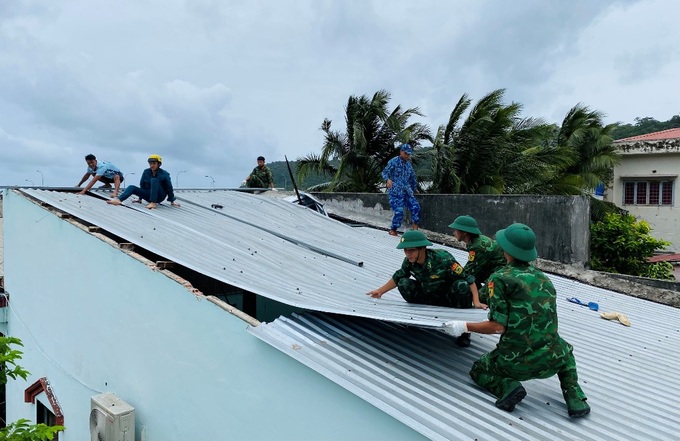 Dông lốc làm sập nhiều nhà dân, thiệt hại gần 3 tỷ đồng