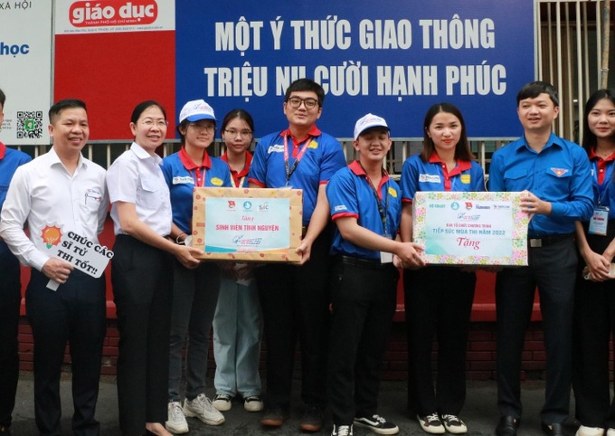 Khoảnh khắc đẹp của màu áo xanh tình nguyện Tiếp sức mùa thi 2022 - 1