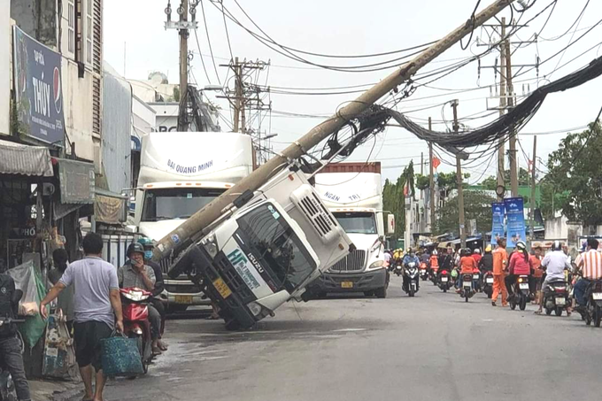 TPHCM: Trụ điện đè xe tải giữa đường, hàng trăm hộ dân mất điện - 1