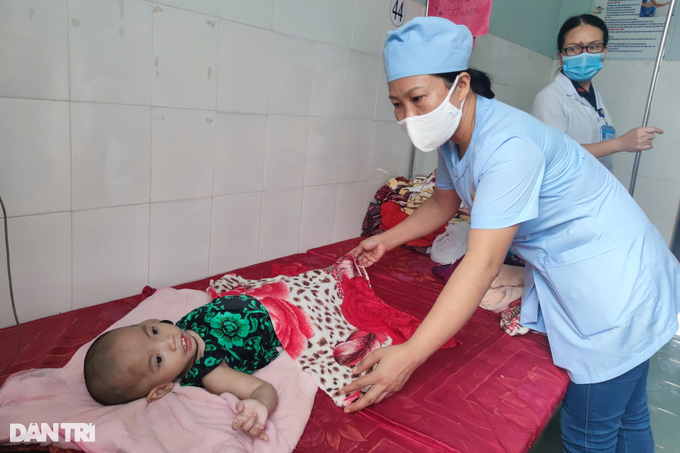 Nữ hộ lý rơi nước mắt khi ngày đi làm, đêm chạy vác đá thuê