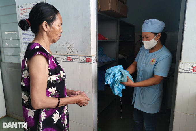 Nữ hộ lý rơi nước mắt khi ngày đi làm, đêm chạy vác đá thuê