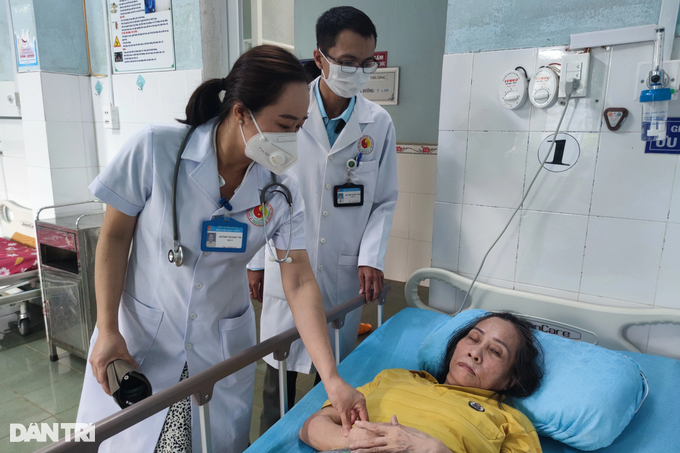 Nữ hộ lý rơi nước mắt khi ngày đi làm, đêm chạy vác đá thuê