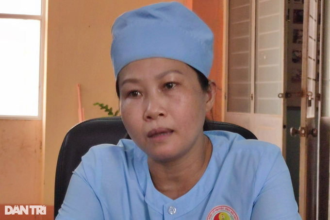 Nữ hộ lý rơi nước mắt khi ngày đi làm, đêm chạy vác đá thuê