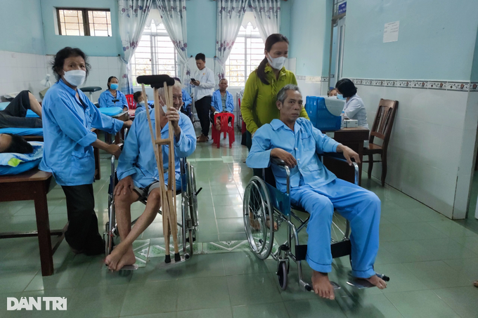 Nữ hộ lý rơi nước mắt khi ngày đi làm, đêm chạy vác đá thuê