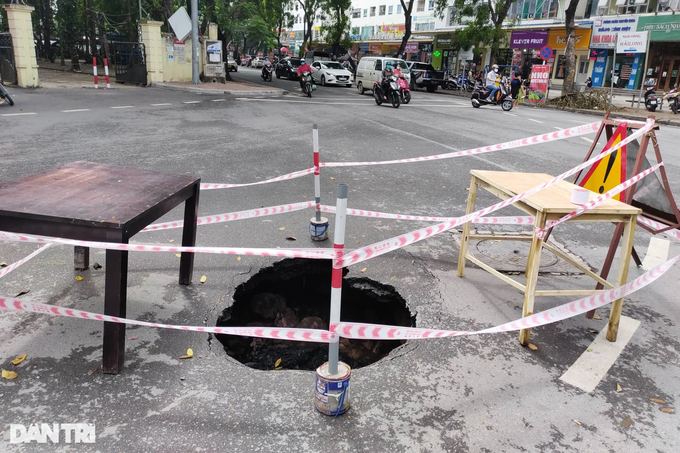 Hố tử thần rộng gần 1m xuất hiện giữa đường phố Hà Nội - 3 Hố tử thần rộng gần 1m xuất hiện giữa đường phố Hà Nội - 3