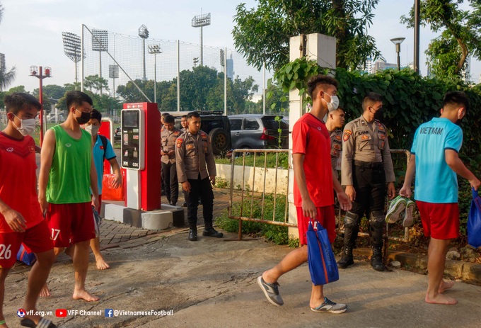 Cảnh sát bảo vệ U19 Việt Nam ở Indonesia - 3