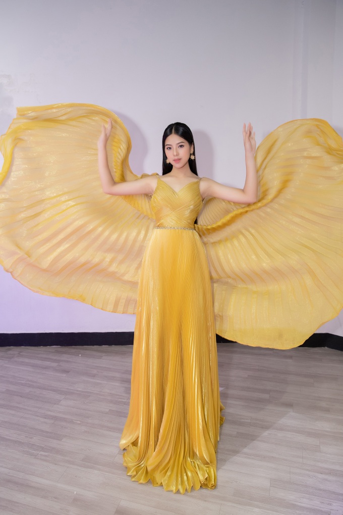 Miss Supranational 2013 teaches catwalk for Vietnamese representatives - 4