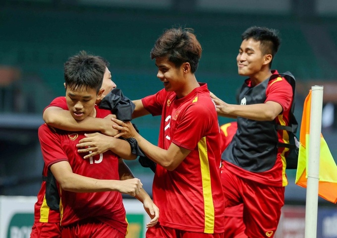 Đội nhà thua U19 Việt Nam, cổ động viên Thái Lan phản ứng bất ngờ - 1