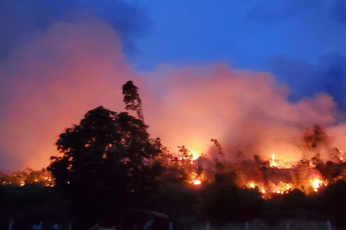 Cháy rừng, khu dân cư sát chân núi hoảng loạn - 1