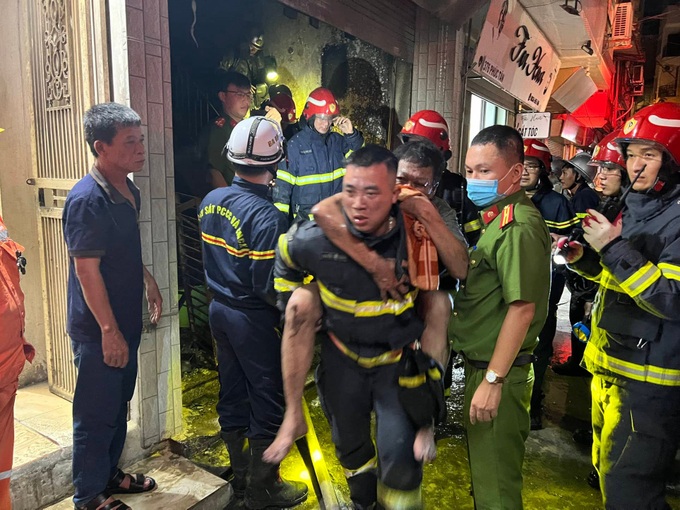 Cảnh sát cõng 4 người thoát khỏi căn nhà cháy ở Hoàn Kiếm - 1