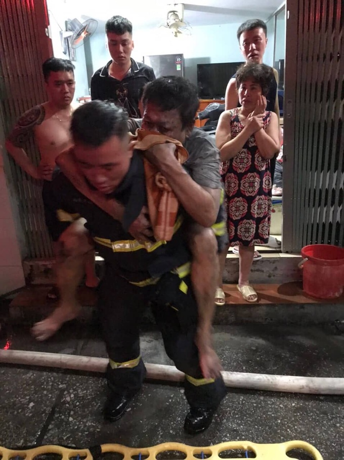 Cảnh sát cõng 4 người thoát khỏi căn nhà cháy ở Hoàn Kiếm - 4 Cảnh sát cõng 4 người thoát khỏi căn nhà cháy ở Hoàn Kiếm - 4