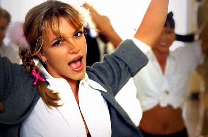 Nghe Britney Spears hát Baby One More Time theo phong cách a capella