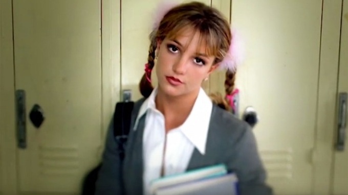 Nghe Britney Spears hát Baby One More Time theo phong cách a capella