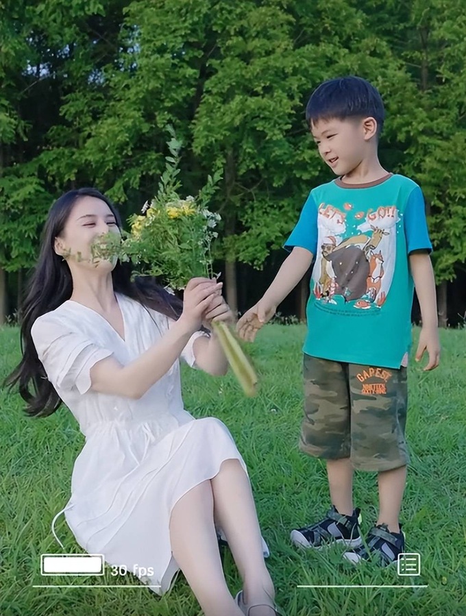 Nàng dâu bạc tỷ thất nghiệp, livestream bán đồ lót tăng thu nhập