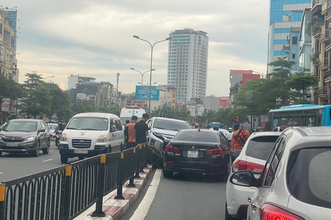 Hà Nội: Xe bán tải lao qua rào phân cách, tông trúng ô tô BMW - 3