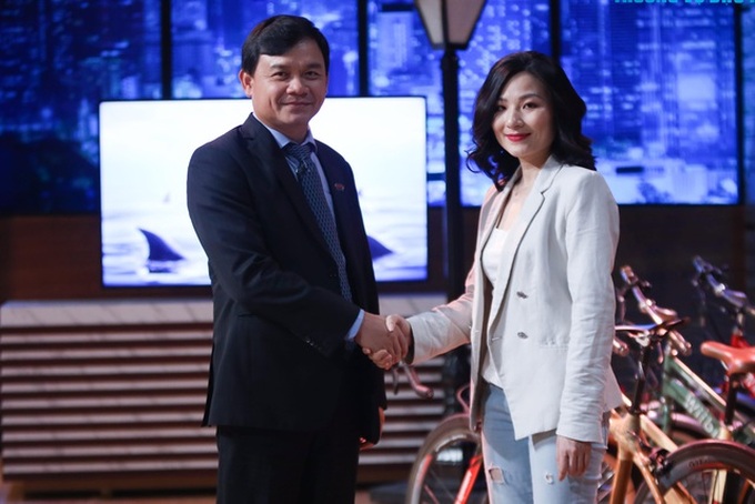 Cá mập mắc cạn khi bơi trên sóng Shark Tank