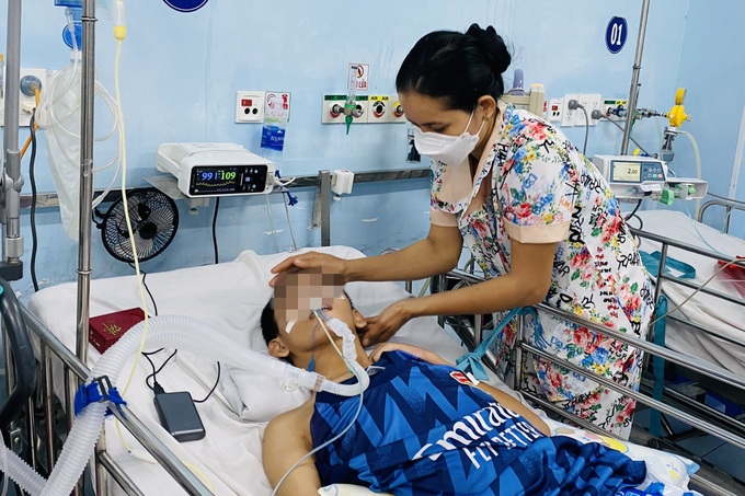 Xót xa trẻ mắc viêm não Nhật Bản bất động nhìn cha mẹ chăm 3 tháng ở viện