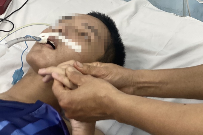 Xót xa trẻ mắc viêm não Nhật Bản bất động nhìn cha mẹ chăm 3 tháng ở viện