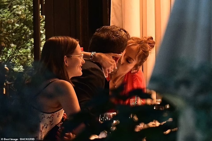 Jennifer Lopez và Ben Affleck hôn nhau tình tứ trong tuần trăng mật ở Paris - 3
