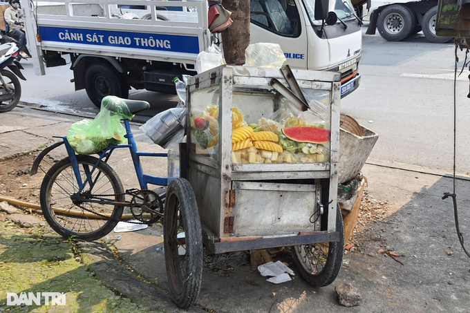 Xe tải cán 2 chân người bán hàng rong trên quốc lộ