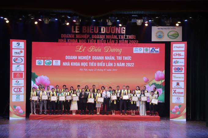 fpt-telecom-vinh-du-dat-top-1-hang-muc-top-10-doanh-nghiep-tieu-bieu-viet-namdocx-1658549606026.jpeg