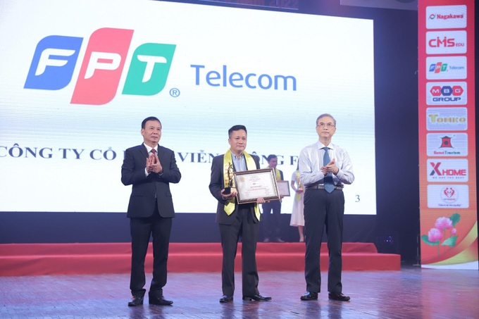 fpt-telecom-vinh-du-dat-top-1-hang-muc-top-10-doanh-nghiep-tieu-bieu-viet-namdocx-1658549606168.jpeg