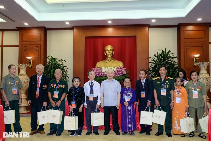 Tổng Bí thư: Hãy sống sao cho xứng với những người đã hy sinh vì Tổ quốc! - 8 Tổng Bí thư: Hãy sống sao cho xứng với những người đã hy sinh vì Tổ quốc! - 8