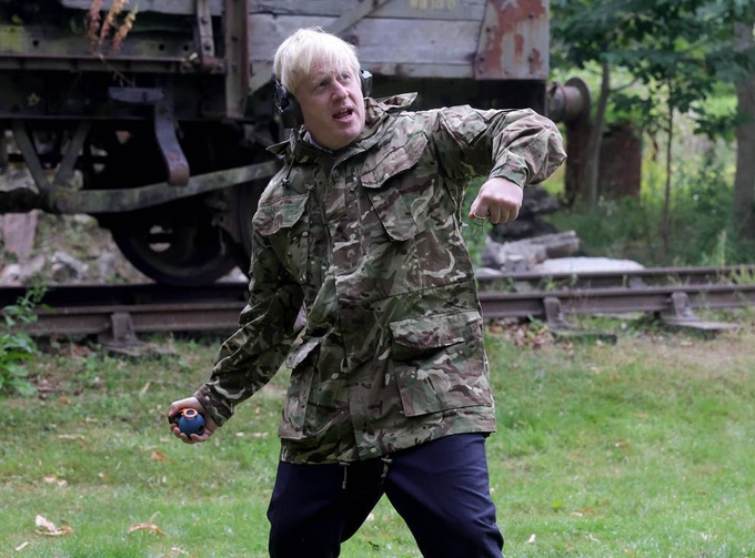 Thủ tướng Anh tập ném lựu đạn, tham gia huấn luyện với binh sĩ Ukraine - 1