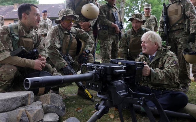 Thủ tướng Anh tập ném lựu đạn, tham gia huấn luyện với binh sĩ Ukraine - 3
