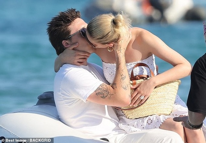 Vợ chồng David Beckham và vợ chồng cậu cả Brooklyn... có vấn đề? - 3 Vợ chồng David Beckham và vợ chồng cậu cả Brooklyn... có vấn đề? - 3